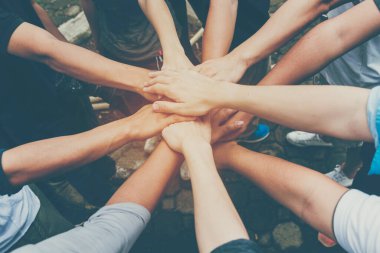 Takım çalışması kavramı. Bir grup çeşitlilik, takım başarısını işaret ediyor. Ebeleme ekibinin gücünü selamlıyor. Birlikte çalışan çok ırklı insanlar grubu. İş Ekibi başarısında gönüllü işbirliği