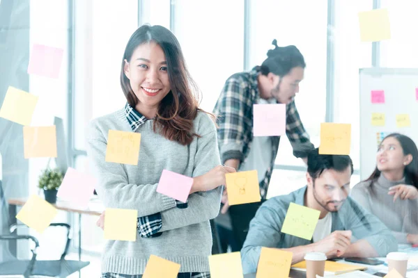 Brainstorming Diversidad Diseño Creativo Uso Post Pegajosa Reunión Equipo Nota — Foto de Stock