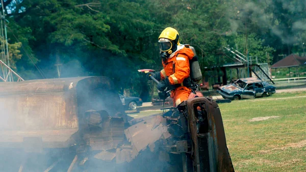 İtfaiyeci yangın hortumuyla, kimyasal köpüklü sprey motorla savaşıyor. İtfaiyeciler korunmak için kasketli, vücut korumalı üniformalı üniforma giyer. Yangın söndürücüde kurtarma eğitimi.
