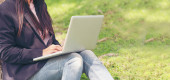 Ázsiai nő ül zöld park laptoppal. Nő dolgozik laptop boldog vállalkozó üzleti használ notebook kézzel gépelés billentyűzeten otthoni iroda alatt coronavirus karantén időszak