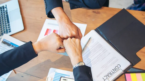 Grupp Mångfald Människor Knytnäve Hålla Händerna Tillsammans Makt Tag Laget — Stockfoto