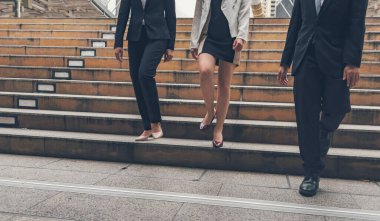 Kalabalık iş adamları modern şehir yaşamında işe, çalışma ofisine gidiyorlar. Kalabalık bir işçi grubu iş kadını ile meşgul bir hayat sürüyor. Şehir hayatı yaşayan bir adam. İş İnsanları Konsepti.