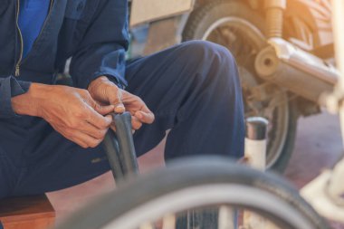 Otomotiv merkezindeki tamirci oto tamirhanesinde. Teknisyen atölyesi motor tamir araçları makine mühendisliği işi. Otomobil tamircisi eller araba tamir teknisyeni