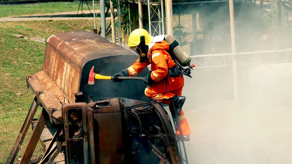 Die Feuerwehr Bekämpfte Die Flammen Mit Einem Löschschlauch Der Mit — Stockfoto