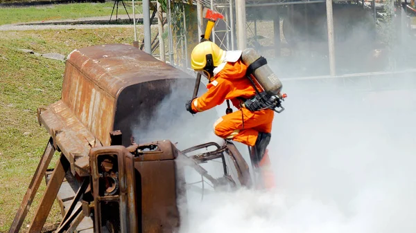 Bombeiro Lutando Com Chama Usando Motor Pulverização Espuma Água Química — Fotografia de Stock