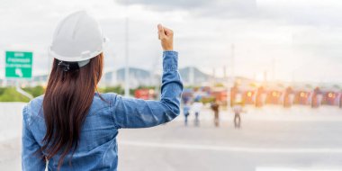 Kadın mühendis, inşaat işçisi. Rafineri petrol fabrikasında çalışan kadın mühendis. Genç inşaat mühendisi, başlık kaskı inşaat alanında takıyor..