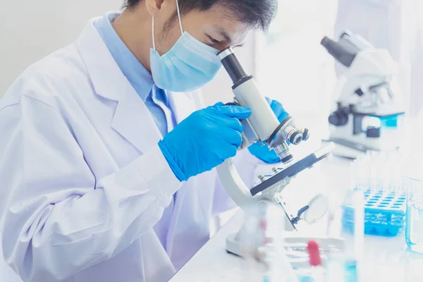 Cientista Masculino Examina Pesquisa Microscópio Laboratório Ciências Cientista Asiático Procurando — Fotografia de Stock