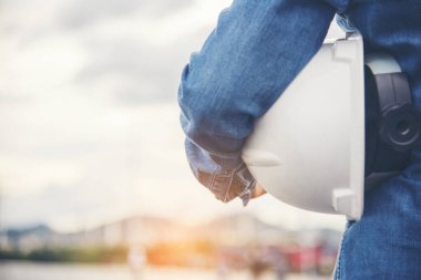 Kadın mühendis, inşaat işçisi. Rafineri petrol fabrikasında çalışan kadın mühendis. Genç inşaat mühendisi, başlık kaskı inşaat alanında takıyor..