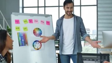 Çeşitli etnik gruplardan oluşan bir grup iş adamı konferans odasında toplantı yapıyor. İş grafiği, grafik ve veri bilgileriyle beyin fırtınası yapıyorlar. Takım çalışması iş birliği yapar. Güven ortakları bir araya gelir.