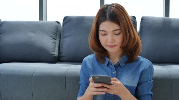 Cara Sonriente Mujer Asiática Sosteniendo Teléfono Inteligente Con Commerce Shopping — Vídeo de stock