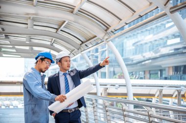 Güvenlik Ekibi 'nin inşaat mühendisi. İnşaat sahasında güvenlik ekipmanı var. İnşaat Mühendisi Hardhat Koruma Başkanı. Mühendislik Konsepti