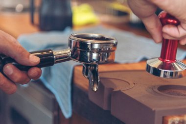 Kahve barmeni kahve makinesinden espresso shot yapar. İtalyan kafeteryasında sütlü kapuçino. Kahve makinesinin ellerini kapat. Müşteri kafeteryası için kahverengi latte yap..