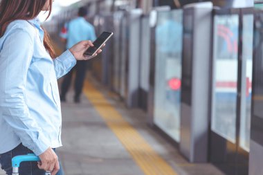 İş kadını internet üzerinden akıllı telefon alışverişi yapıyor, arıyor, internet teknolojisi yaşam tarzı mesaj yolluyor. Şehir caddesinde cep telefonu kullanan Asyalı kadın. Akıllı telefon akıllı, kendine güvenen kadın modern şehir.