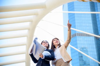 Grup çeşitliliği ortaklığı iş ortaklığı, iş adamlarına ve kadınlara güven buluşması, modern şehir Asyalı Takım Çalışması, İş Adamlarıyla İletişim Konsepti, İş Adamları Birlikte Çalışıyor.