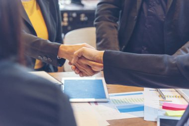 Takım İş Ortakları, Tebrik için el sıkışıyor toplantı odasında küçük bir iş kuruyorlar. Modern ofis el sıkışmasında el sıkışan takım arkadaşları. İş birleşmeleri ve satın almalar