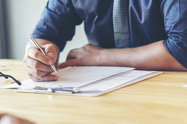 Başarı işbirliği ortakları iş ortaklığı anlaşmasının ardından sözleşme imzaladı ve el sıkıştı. Çeşitlilik içinde bir iş adamı bir toplantıda el sıkışır. Güvenilir iş görüşmesi konsepti.