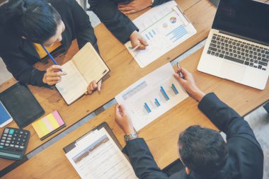 Birlikte Çalışan İş Adamları Konferans Odasında Çok Etnik Takım İşbirliği Ekibi İletişim Konsepti. Çeşitlilik Ortaklığı Toplantısı İş Adamları Ekibi Beyin Fırtınası