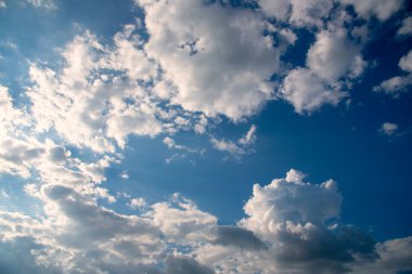 Mavi gökyüzü, yaz mevsiminde kabarık beyaz bulutlar güzel bulutlu açık gökyüzü. Panorama mavi gökyüzü bulutları gün ışığında fotokopi uzayıyla desenli. Kümülüs bulutlu hava güneşli bir gün.