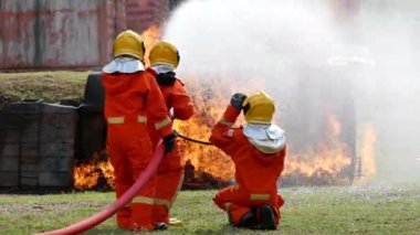 İtfaiyeciler yangın korumalı mallarla savaşıyor. İtfaiyeciler sert şapka takar, yangın operasyonundan korunmak için vücut koruma üniforması giyer. Yangın söndürücü yangın söndürme eğitimi aldım.