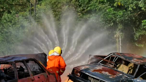 Brandweerman Vecht Met Brandbeveiliging Brandweerman Draagt Een Harde Hoed Uniform — Stockvideo