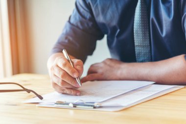 Başarı işbirliği ortakları iş ortaklığı anlaşmasının ardından sözleşme imzaladı ve el sıkıştı. Çeşitlilik içinde bir iş adamı bir toplantıda el sıkışır. Güvenilir iş görüşmesi konsepti.