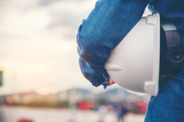 Kadın mühendis, inşaat işçisi. Rafineri petrol fabrikasında çalışan kadın mühendis. Genç inşaat mühendisi, başlık kaskı inşaat alanında takıyor..