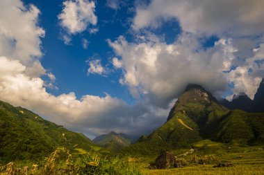 Güneşli bir günde güzel bir manzara, yeşil çayır, beyaz bulut, mavi gökyüzü. Görkemli yeşil manzara büyük dağ tepesi bulutlu vadi manzarası kırsal yeşil çayır manzarası