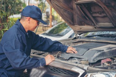 Otomotiv merkezindeki tamirci oto tamirhanesinde. Teknisyen atölyesi motor tamir araçları makine mühendisliği işi. Otomobil tamircisi eller araba tamir teknisyeni