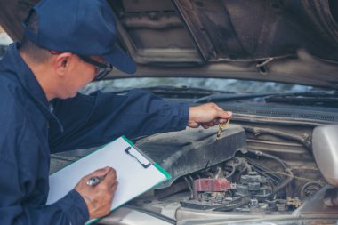 Otomotiv merkezindeki tamirci oto tamirhanesinde. Teknisyen atölyesi motor tamir araçları makine mühendisliği işi. Otomobil tamircisi eller araba tamir teknisyeni