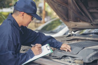 Otomotiv merkezindeki tamirci oto tamirhanesinde. Teknisyen atölyesi motor tamir araçları makine mühendisliği işi. Otomobil tamircisi eller araba tamir teknisyeni