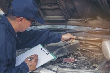 Otomotiv merkezindeki tamirci oto tamirhanesinde. Teknisyen atölyesi motor tamir araçları makine mühendisliği işi. Otomobil tamircisi eller araba tamir teknisyeni