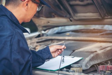 Otomotiv merkezindeki tamirci oto tamirhanesinde. Teknisyen atölyesi motor tamir araçları makine mühendisliği işi. Otomobil tamircisi eller araba tamir teknisyeni