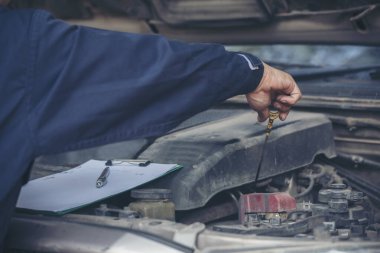 Otomotiv merkezindeki tamirci oto tamirhanesinde. Teknisyen atölyesi motor tamir araçları makine mühendisliği işi. Otomobil tamircisi eller araba tamir teknisyeni