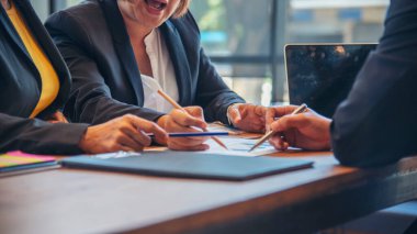 Başarı işbirliği ortakları iş ortaklığı anlaşmasının ardından sözleşme imzaladı ve el sıkıştı. Çeşitlilik içinde bir iş adamı bir toplantıda el sıkışır. Güvenilir iş görüşmesi konsepti.