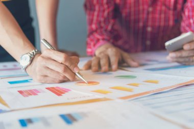 İş stratejisi ekip raporu şeması, grafik, bilgi verileri finansal rapor planını analiz eder. Eller takım ortağı pazarlama planlama finans istatistik satış raporunu Extra hesap tablosu ile birlikte