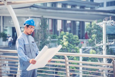 Güvenlik Ekibi 'nin inşaat mühendisi. İnşaat sahasında güvenlik ekipmanı var. İnşaat Mühendisi Hardhat Koruma Başkanı. Mühendislik Konsepti