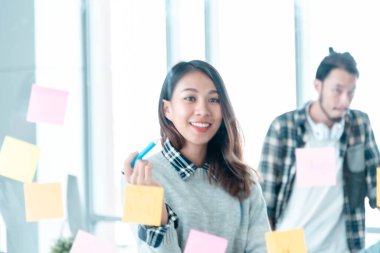 Beyin fırtınası yaratıcılığı tasarımı, başlangıç takım çalışması ile yapışkan not takımı toplantısı sonrası kullanılır. İş ortaklarıyla bir araya gelen ortak beyin fırtınası ekipleri konferansta fikir alışverişinde bulundu.