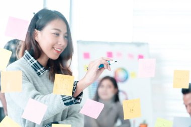 Beyin fırtınası yaratıcılığı tasarımı, başlangıç takım çalışması ile yapışkan not takımı toplantısı sonrası kullanılır. İş ortaklarıyla bir araya gelen ortak beyin fırtınası ekipleri konferansta fikir alışverişinde bulundu.