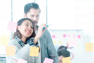 Beyin fırtınası yaratıcılığı tasarımı, başlangıç takım çalışması ile yapışkan not takımı toplantısı sonrası kullanılır. İş ortaklarıyla bir araya gelen ortak beyin fırtınası ekipleri konferansta fikir alışverişinde bulundu.