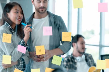 Beyin fırtınası yaratıcılığı tasarımı, başlangıç takım çalışması ile yapışkan not takımı toplantısı sonrası kullanılır. İş ortaklarıyla bir araya gelen ortak beyin fırtınası ekipleri konferansta fikir alışverişinde bulundu.