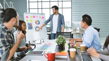 Birlikte Çalışan İş Adamları Konferans Odasında Çok Etnik Takım İşbirliği Ekibi İletişim Konsepti. Çeşitlilik Ortaklığı Toplantısı İş Adamları Ekibi Beyin Fırtınası