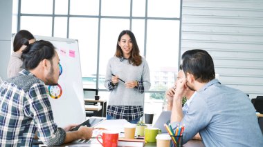 Birlikte Çalışan İş Adamları Konferans Odasında Çok Etnik Takım İşbirliği Ekibi İletişim Konsepti. Çeşitlilik Ortaklığı Toplantısı İş Adamları Ekibi Beyin Fırtınası