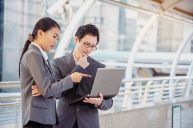 Grup çeşitliliği ortaklığı iş ortaklığı, iş adamlarına ve kadınlara güven buluşması, modern şehir Asyalı Takım Çalışması, İş Adamlarıyla İletişim Konsepti, İş Adamları Birlikte Çalışıyor.