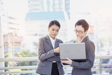 Grup çeşitliliği ortaklığı iş ortaklığı, iş adamlarına ve kadınlara güven buluşması, modern şehir Asyalı Takım Çalışması, İş Adamlarıyla İletişim Konsepti, İş Adamları Birlikte Çalışıyor.