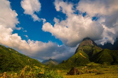 Güneşli bir günde güzel bir manzara, yeşil çayır, beyaz bulut, mavi gökyüzü. Görkemli yeşil manzara büyük dağ tepesi bulutlu vadi manzarası kırsal yeşil çayır manzarası