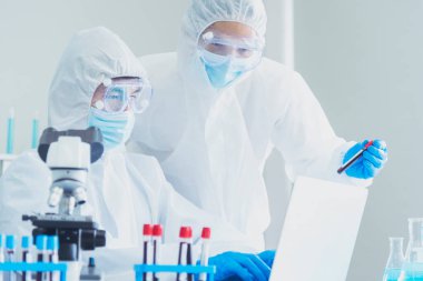 İki Asyalı bilim adamı kimya bilimi tüpü deney tüpü antikor örneğini kovid-19 virüsüne karşı laboratuvar geliştirmek için depoluyorlar. Kimya Laboratuarı 'nda bilim adamı danışmanı, analizi