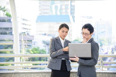 Grup çeşitliliği ortaklığı iş ortaklığı, iş adamlarına ve kadınlara güven buluşması, modern şehir Asyalı Takım Çalışması, İş Adamlarıyla İletişim Konsepti, İş Adamları Birlikte Çalışıyor.