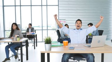 Farklılık yaratma bürosu ekip çalışması çağrı mutluluğu buluşmasında dansı kutluyor. Çok ırklı iş adamları, toplantı odasında birlikte dans ederler. Çeşitlilik içinde insanlar birlikte mutlular.