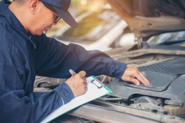 Otomotiv merkezindeki tamirci oto tamirhanesinde. Teknisyen atölyesi motor tamir araçları makine mühendisliği işi. Otomobil tamircisi eller araba tamir teknisyeni
