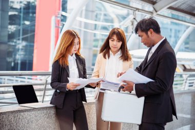 İş ortağı dizüstü bilgisayarlı toplantı ekibi ortaklık işadamı, iş kadını konuşması kullanıyor. Çeşitlilik gösteren Asyalı İş Ortağı güven ekibi çalışmasıyla çevrimiçi olarak tanıştı. Asya İş Takımı Toplantısı.